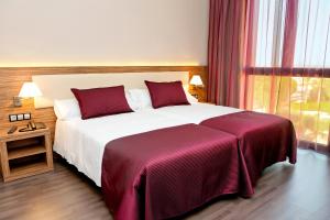 Postel nebo postele na pokoji v ubytování Dña Monse Hotel Spa & Golf