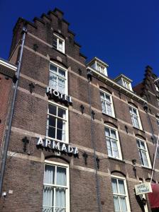 un edificio de ladrillo con un cartel en el costado en OZO Hotels Armada Amsterdam, en Ámsterdam