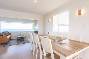 Gallery image of Luxury house with Clifftop Seaview in Whangaparaoa