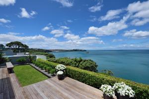 un jardín con vistas al agua en Luxury house with Clifftop Seaview, en Whangaparaoa