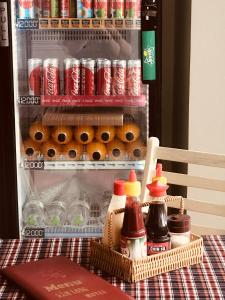 um frigorífico aberto cheio de muitas bebidas e condimentos em Nam Long Hotel em Dong Hoi
