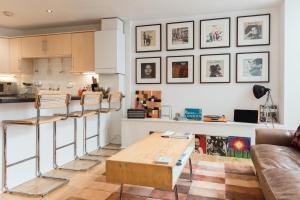 sala de estar con mesa y cocina en Central Home with Parking near Waterloo & St Thomas & Big Ben & Parliament, en Londres