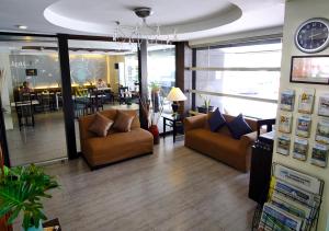 Khu vực ghế ngồi tại Fersal Hotel Neptune Makati