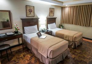 A bed or beds in a room at Fersal Hotel - P. Tuazon Cubao