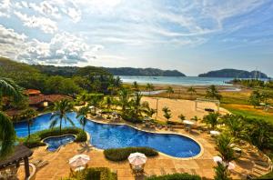uma vista aérea de um resort com uma piscina em Los Suenos Resort Veranda 8F em Herradura