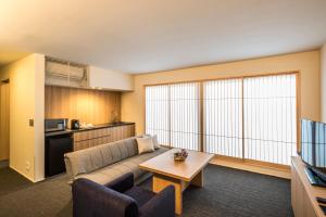 TV a/nebo společenská místnost v ubytování Tomoya Residence Hotel Kyoto