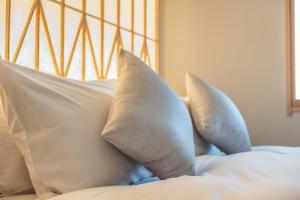 Postel nebo postele na pokoji v ubytování Tomoya Residence Hotel Kyoto