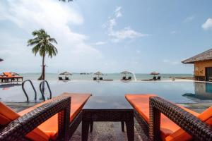 Piscina de la sau aproape de Bintan Spa Villa Beach Resort & Spa