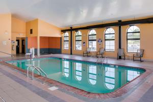 einen Pool in einem Gebäude mit Fenstern in der Unterkunft Motel 6-Richmond, IN in Richmond