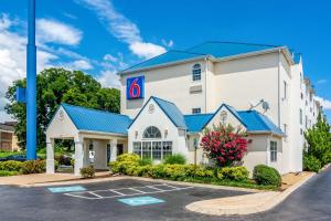 a hotel with a blue roof and a parking lot at Motel 6 Chattanooga Downtown in Chattanooga