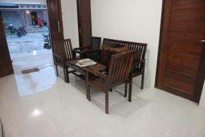 a dining room with three chairs and a table at Homestay Tanjung Duata Bohe Silian in Maratua Atoll