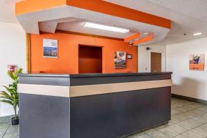 The lobby or reception area at Motel 6 Chattanooga Downtown
