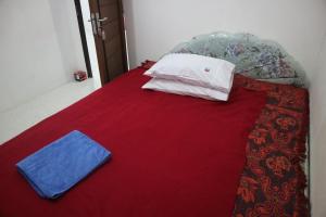 Uma cama ou camas num quarto em Homestay Tanjung Duata Bohe Silian