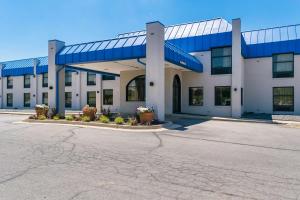 ein großes weißes Gebäude mit blauem Dach in der Unterkunft Motel 6-Richmond, IN in Richmond