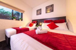 En eller flere senge i et værelse på Ascot Budget Inn & Residences