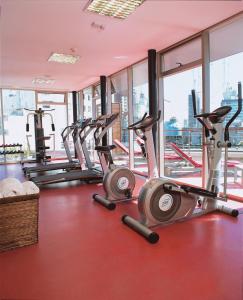 eine Reihe von Kardiogeräten in einem Fitnessraum in der Unterkunft 725 Continental Hotel in Buenos Aires