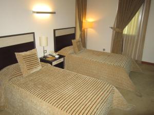 una habitación de hotel con 2 camas en una habitación en Akkoc Boutique Hotel, en Adana