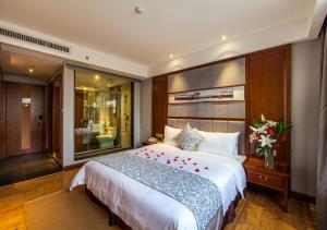 เตียงในห้องที่ Fliport Garden Hotel Wuyishan