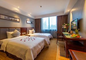 เตียงในห้องที่ Fliport Garden Hotel Wuyishan