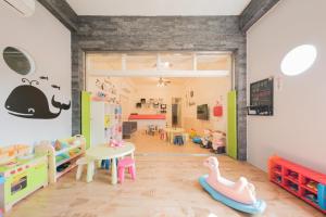 TV a/nebo společenská místnost v ubytování Happiness Pediatrics