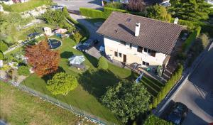 einen Blick über ein Haus mit Hof in der Unterkunft Studio indépendant à Grône in Grône