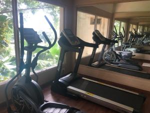 Fitness centrum a/nebo fitness zařízení v ubytování Chanakya BNR Hotel