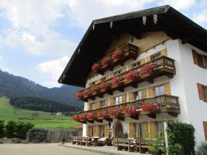 un edificio con balcones y flores. en Zeller Hof en Ruhpolding