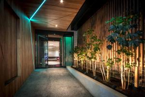um corredor com vasos de plantas ao lado de um edifício em the b akasaka-mitsuke em Tóquio