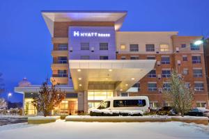 um edifício com uma carrinha estacionada em frente em Hyatt House Naperville/Warrenville em Warrenville