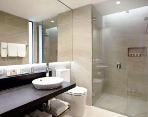 墨尔本Hyatt Place Melbourne Essendon Fields的配有马桶、水槽和淋浴的浴室 更多16张照片