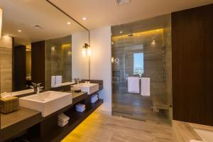 a bathroom with two sinks and a shower at Hyatt Regency Andares Guadalajara in Guadalajara