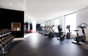 墨尔本Hyatt Place Melbourne Essendon Fields的配有一排跑步机和器械的健身房
