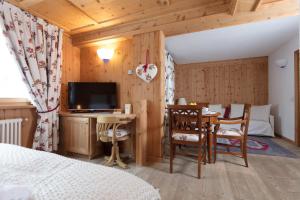 Televízia a/alebo spoločenská miestnosť v ubytovaní Hotel Baita Fiorita