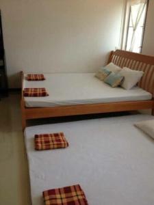 En eller flere senge i et værelse på Baan Khun Nong