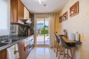 A kitchen or kitchenette at Casa Neus Barà