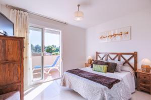 A bed or beds in a room at Casa Neus Barà