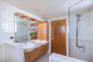 A bathroom at Casa Neus Barà