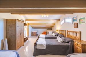 A bed or beds in a room at Casa Neus Barà