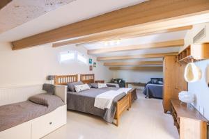 A bed or beds in a room at Casa Neus Barà