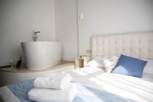 En eller flere senge i et værelse på Boutique Hotel Petit Sant Miquel