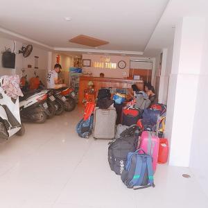 Predel za sedenje v nastanitvi Hotel Hoàng Thịnh