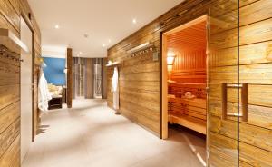 Postel nebo postele na pokoji v ubytování Hotel Piz Buin Klosters