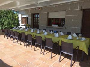 A restaurant or other place to eat at Casa Rodiño