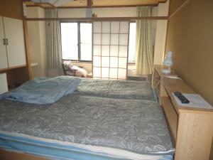 Giường trong phòng chung tại Cafe Cerisier栖里時絵
