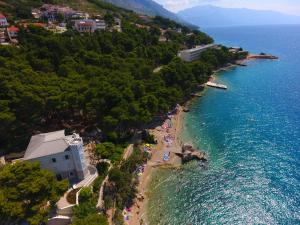 eine Luftansicht auf einen Strand und das Meer in der Unterkunft Villa Ljetni San in Omiš