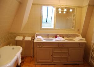 a bathroom with a sink, toilet and bathtub at Chateau des Arpentis in Amboise