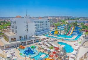 Басейн в Marlita Beach Hotel Apartments або поблизу