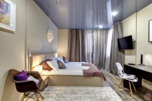 モスクワにあるHostel Bratislavskayaのベッドルーム1室(ベッド1台、デスク、椅子付)