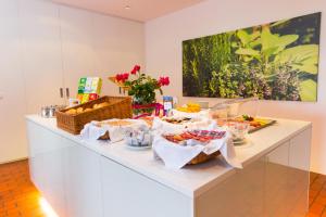 een buffet met eten op een aanrecht in een kamer bij Pension Lichtenburg in Nalles