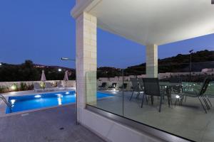 Bazén v ubytovaní Eudora Luxury Stone Villa alebo v jeho blízkosti